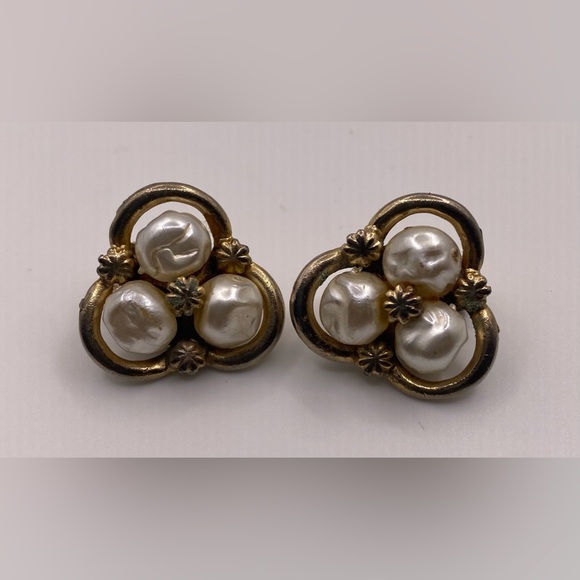 Coro Triple Pearl Gold Tone Clip On Earrings Signed - Picture 3 of 4